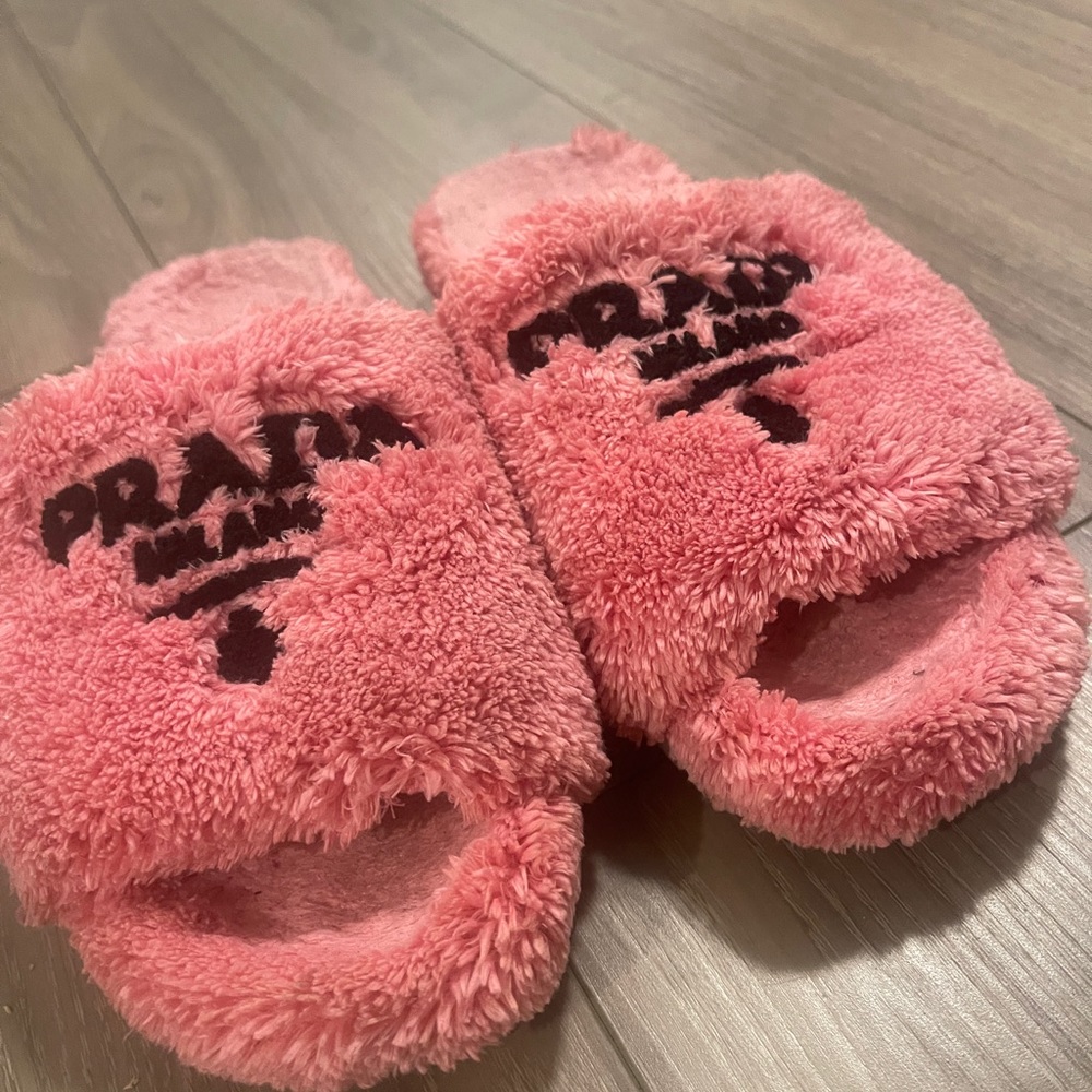 Prada terry cloths pink slides . Picture with flash and no flash ..worn - Picture 3 of 4